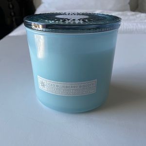 Bath & Body Works 3-wick Candle Iced Blueberry Biscotti